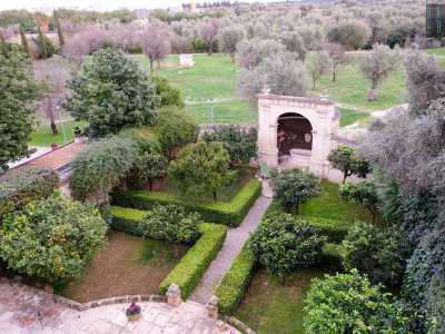 ...contempliamo incantati il ninfeo e il suo monito al benessere in questo eclettico �castello� nascosto nella campagna barese